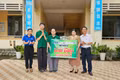 Đại diện Dự án về môi trường và giáo dục Nhà Nhiều Lá (TP. Hồ Chí Minh) trao “Tủ sách cho em” tại Trường Tiểu học và THCS Chư Đang Ya (xã Biển Hồ, tỉnh Gia Lai).
