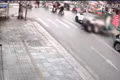 Clip ô tô lùi bất ngờ, cuốn cả xe máy và người xuống gầm