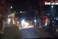 CLIP: Xe con ngang nhiên đậu ngược chiều trên Quốc lộ 29