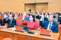 Các đại biểu biểu quyết thống nhất cao thông qua 30 nghị quyết quan trọng tại phiên bế mạc Kỳ họp thứ 5 HĐND tỉnh Gia Lai khóa XIII