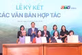 Ký kết hợp tác xúc tiến đầu tư, mở rộng thị trường khách du lịch với các doanh nghiệp du lịch. Ảnh: Quang Tấn