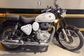 Royal Enfield Classic 350 Signature White ra mắt giá 60,6 triệu đồng