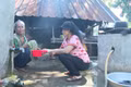 Một mình chăm chồng, lo cha mẹ, nuôi con