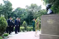 Thủ tướng Lê Minh Hưng dâng hoa tại tượng Bác Hồ ở New Delhi