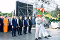 Các đồng chí Thường trực Tỉnh ủy Gia Lai dâng hoa trước Tượng đài Bác Hồ với các dân tộc Tây Nguyên. Ảnh: Đ.T