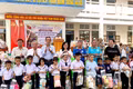 Trao tặng 700 suất quà cho học sinh có hoàn cảnh khó khăn ở xã Vĩnh Quang. Ảnh: Kim Hường
