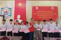 Trao quà sớm nâng bước học sinh nghèo đến trường