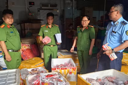 Lực lượng Công an phường Pleiku kiểm tra và xử lý các cơ sở vi phạm an toàn thực phẩm