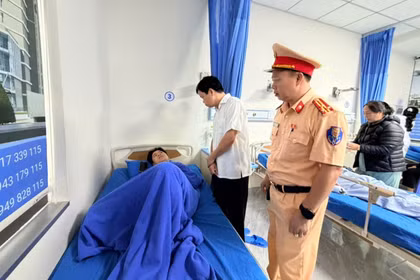 Phó Chủ tịch UBND tỉnh Nguyễn Hữu Quế thăm hỏi các nạn nhân bị thương trong vụ lật xe