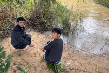 Tạm giữ 2 đối tượng rủ nhau ra bờ suối “đập đá”
