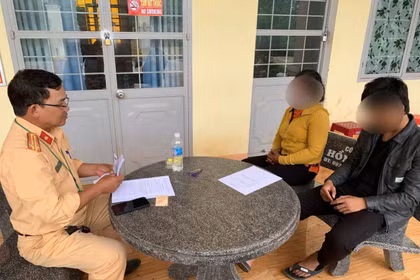 Con mang xe máy đi độ chế, mẹ bị phạt 5 triệu đồng