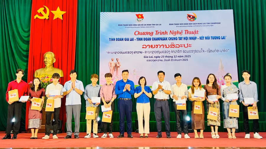 cac-dai-bieu-tang-qua-cho-sinh-vien-tinh-champasak-dang-hoc-tap-tai-tinh-gia-lai.jpg