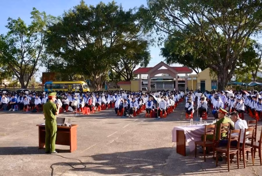 quang-canh-hoat-dong-tuyen-truyen-kien-thuc-phap-luat-cho-hoc-sinh-truong-thpt-pleiku.jpg