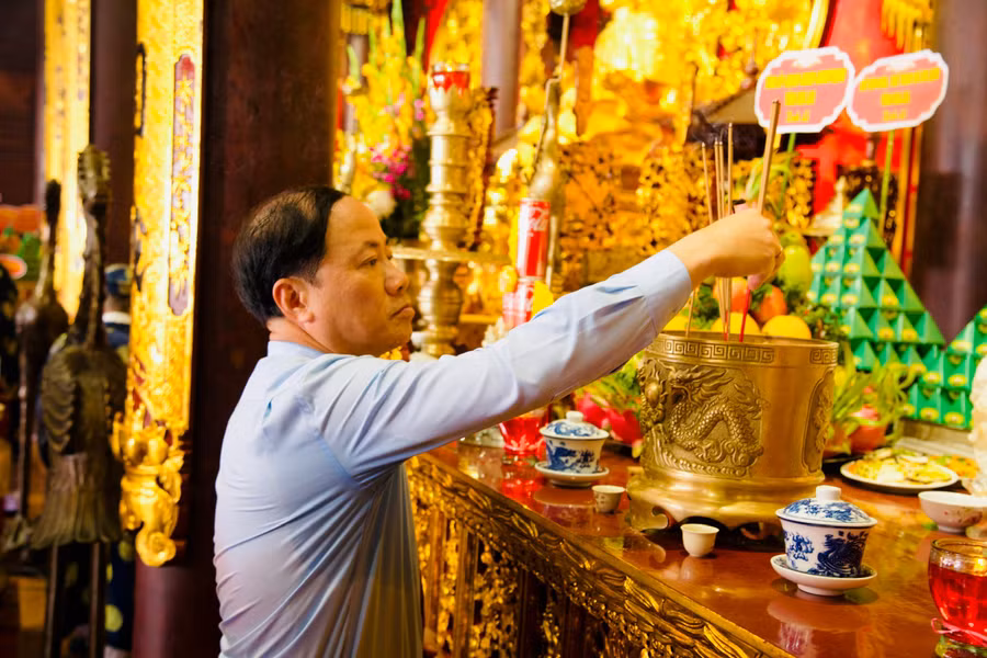 chu-tich-ubnd-tinh-pham-anh-tuan-dang-huong-bay-to-long-thanh-kinh-voi-cac-anh-hung-cua-dan-toc.jpg
