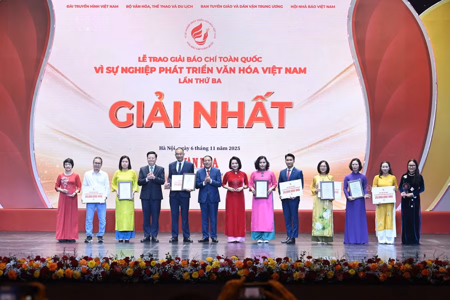 trao-giai-nhat-do-cac-tac-gia-nhom-tac-gia.jpg