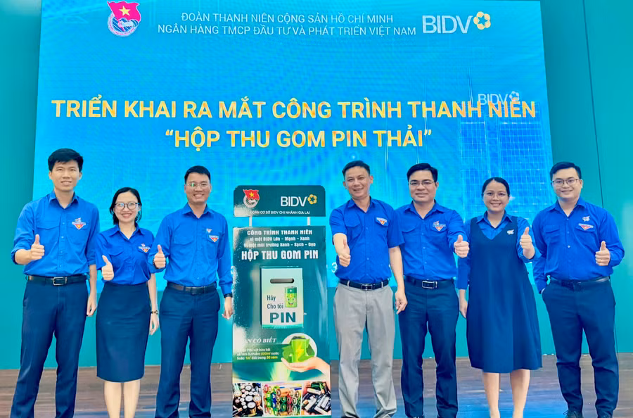 doan-thanh-nien-bidv-chi-nhanh-gia-lai-ra-mat-cong-trinh-thanh-nien-hop-thu-gom-pin-thai.jpg