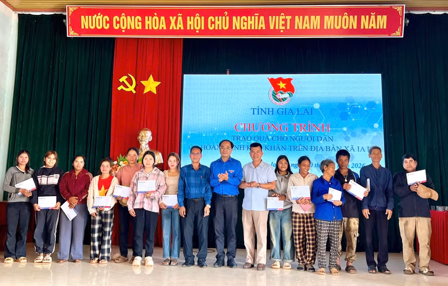 nguoi-dan-co-hoan-canh-kho-khan-o-xa-ia-pia-duoc-nhan-phan-qua-y-nghia-cua-tinh-doan-gia-lai.jpg
