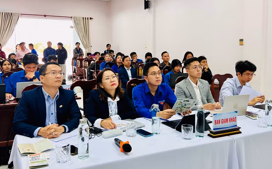 ban-giam-khao-cham-diem-cac-du-an-du-thi-cua-cac-tac-gia-nhom-tac-gia-anh-mn.jpg
