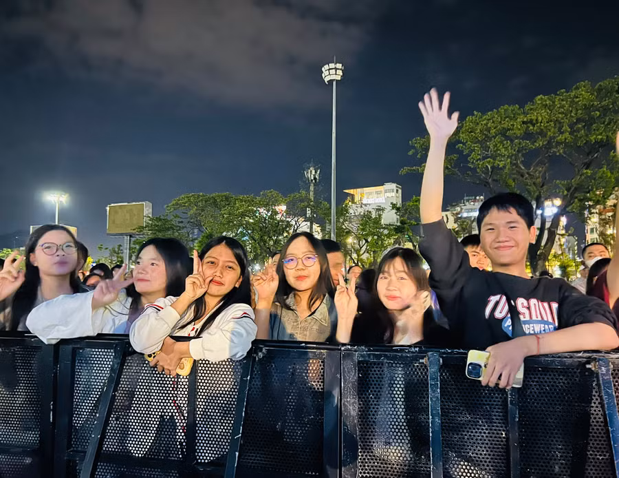 anh-ha-anh-tuan-cung-ban-be-den-theo-doi-chuong-trinh-countdown.jpg