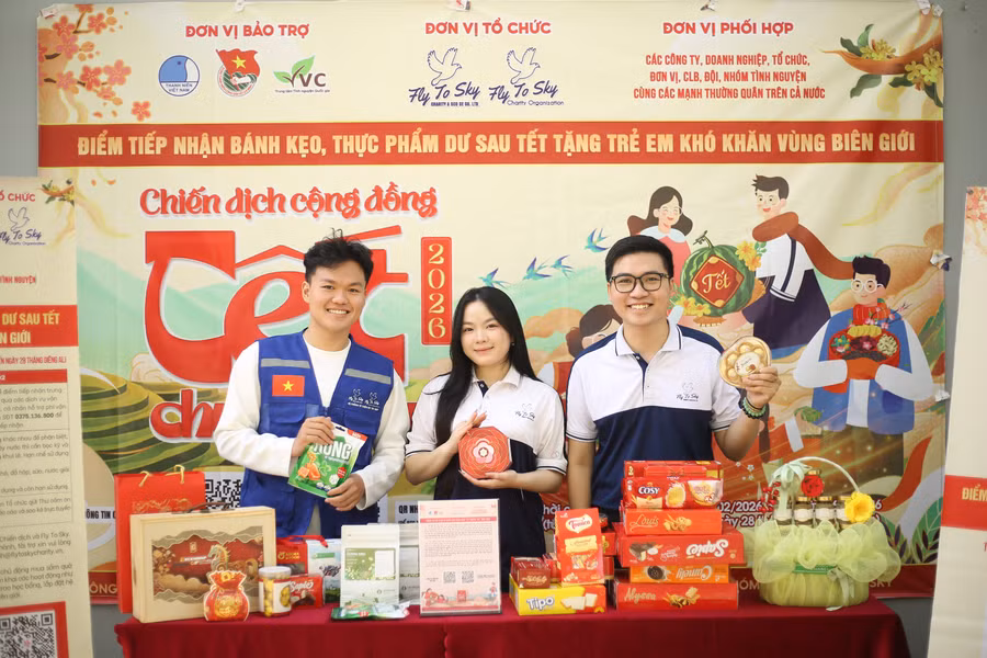 he-thong-fly-to-sky-trien-khai-chien-dich-tet-chuyen-tay-nham-quyen-gop-banh-keo-tang-tre-em-vung-kho.jpg