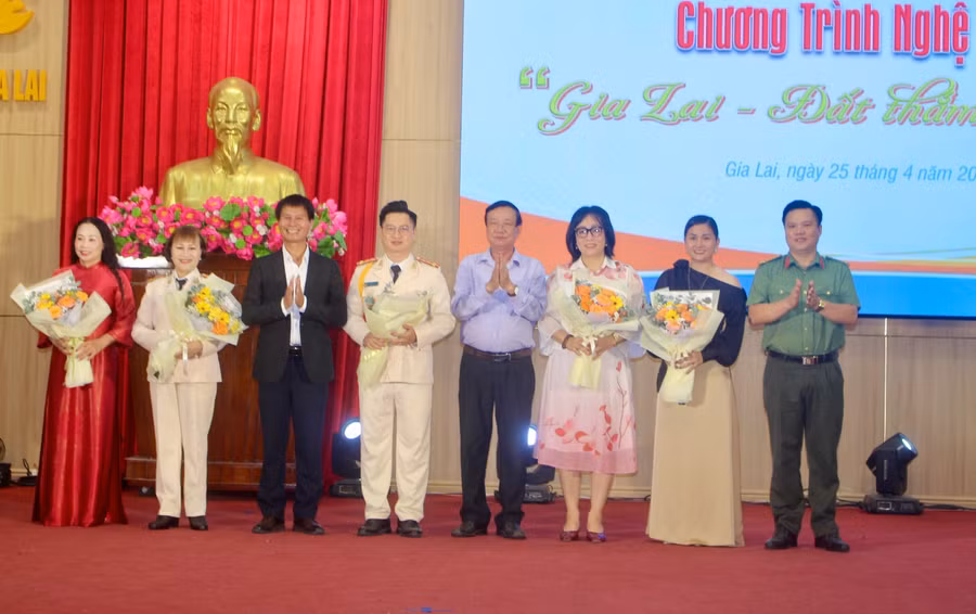 ban-to-chuc-tang-hoa-cho-cac-don-vi-tham-gia-bieu-dien-tai-chuong-trinh-nghe-thuat.jpg