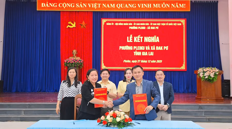 lanh-dao-phuong-pleiku-va-xa-dak-po-ky-ket-quy-che-phoi-hop.jpg
