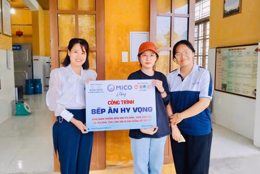 cac-don-vi-tang-bang-tuong-trung-cong-trinh-bep-an-hy-vong-cho-truong-mam-non-hoa-binh.jpg