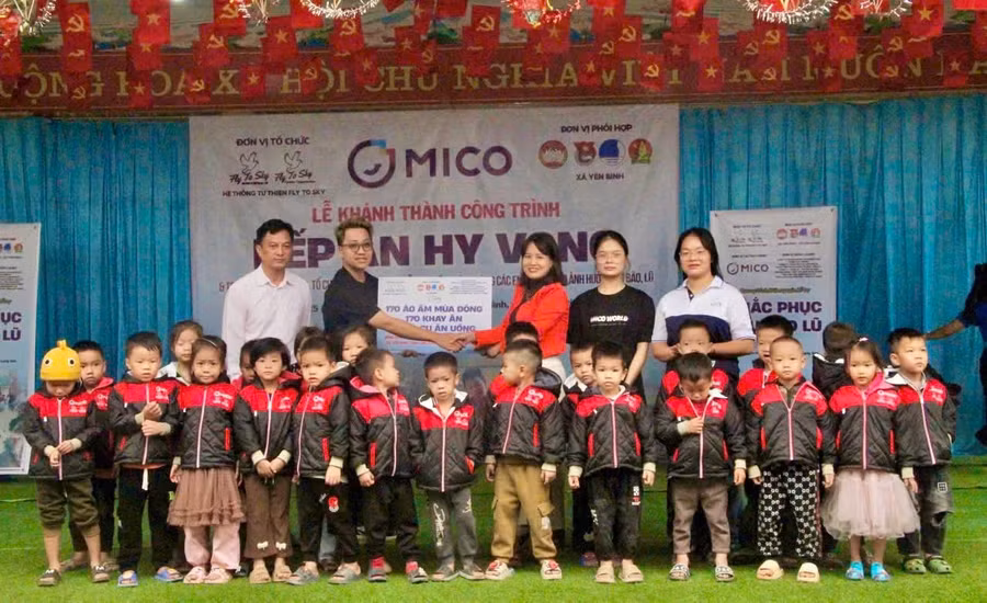 cac-don-vi-tang-qua-cho-hoc-sinh-truong-mam-non-hoa-binh.jpg