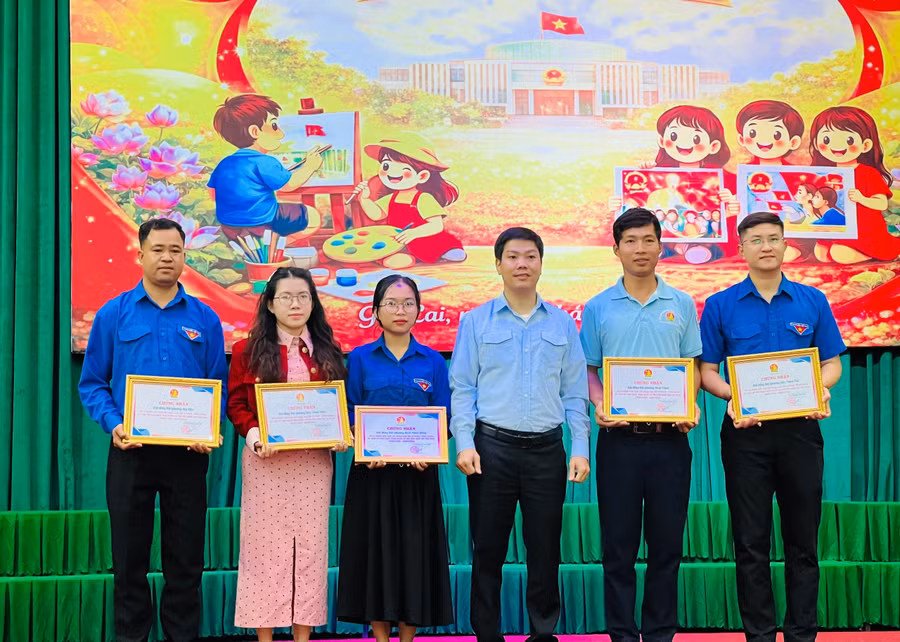 ban-to-chuc-trao-giai-cho-5-tap-the-tich-cuc-tham-gia-cuoc-thi.jpg