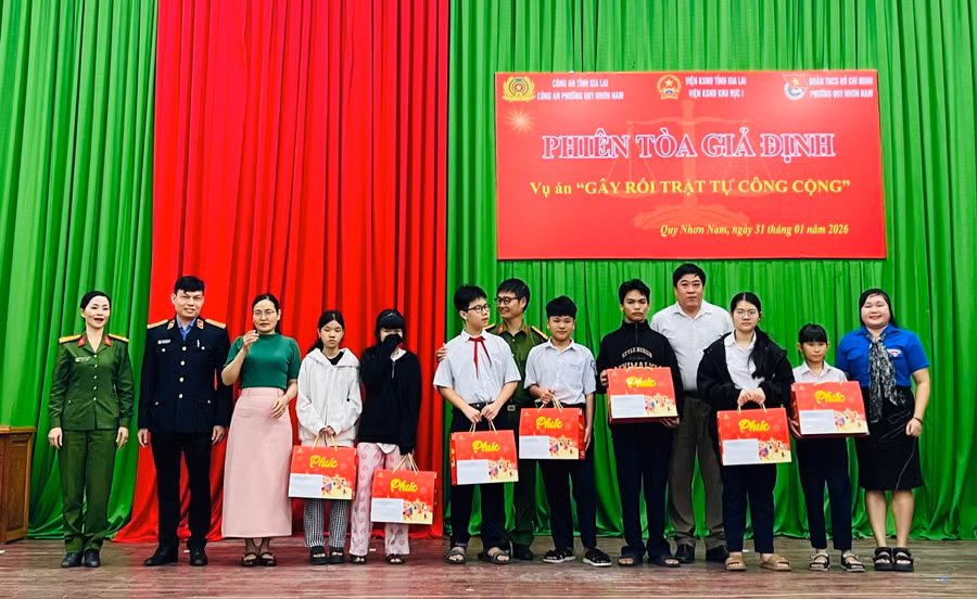 dai-dien-cac-don-vi-tang-qua-cho-thieu-nhi-co-hoan-canh-kho-khan.jpg