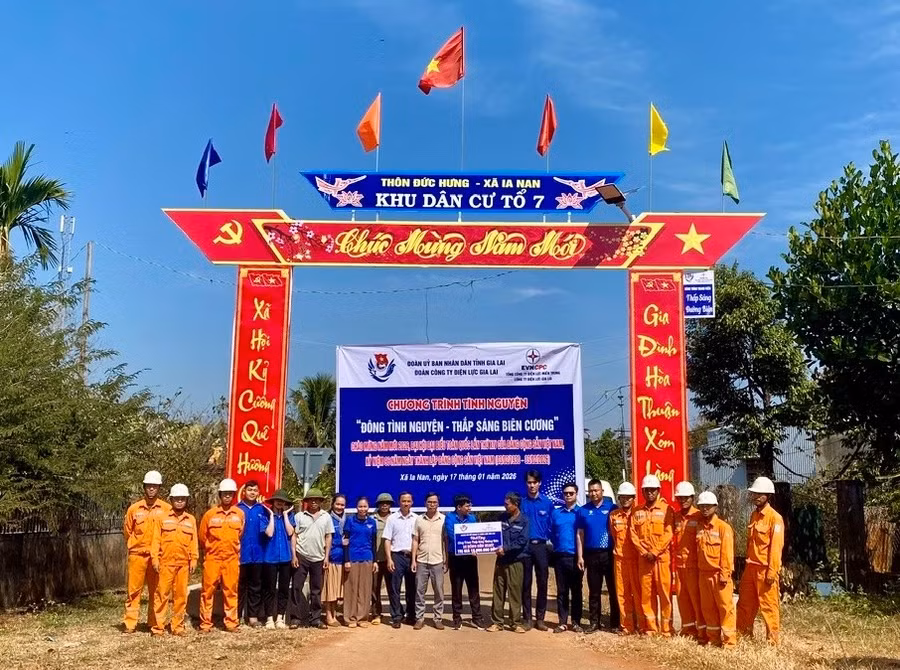 doan-cong-ty-dien-luc-gia-lai-trao-tang-cong-trinh-thap-sang-duong-que-cho-nguoi-dan-thon-duc-hung.jpg