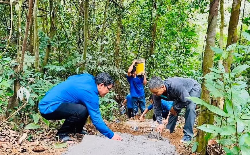 doan-vien-thanh-nien-phuong-hoai-nhon-tay-tham-gia-xay-dung-cong-trinh-thanh-nien.jpg