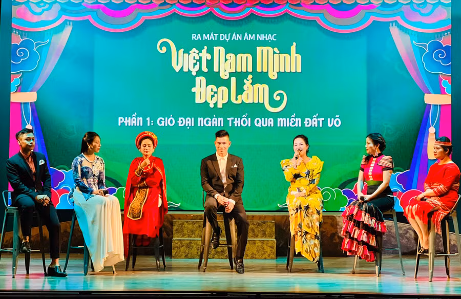 ca-si-luu-minh-quang-ngoc-cung-cac-ca-si-dong-hanh-giao-luu-voi-khan-gia-tai-le-ra-mat-du-an.jpg
