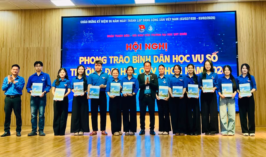 doan-truong-dai-hoc-quy-nhon-ra-mat-12-doi-hinh-binh-dan-hoc-vu-so.jpg