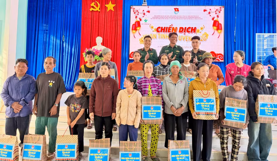dai-dien-cac-don-vi-tang-qua-cho-nguoi-dan-xa-ia-puchjpg.jpg
