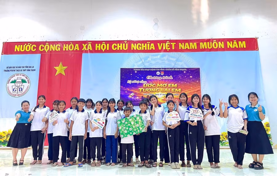 ban-to-chuc-chuong-trinh-tang-qua-cho-cac-em-hoc-sinh.jpg