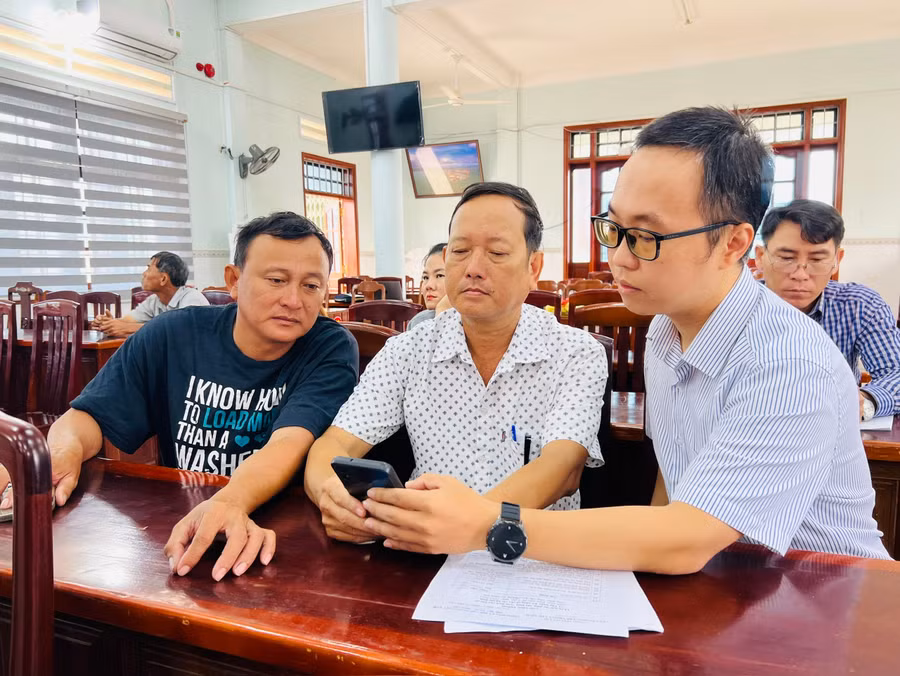 cac-ho-gia-dinh-dang-ky-tham-gia-mo-hinh-duoc-huong-dan-cach-su-dung-ung-dung-chuyen-doi-so.jpg