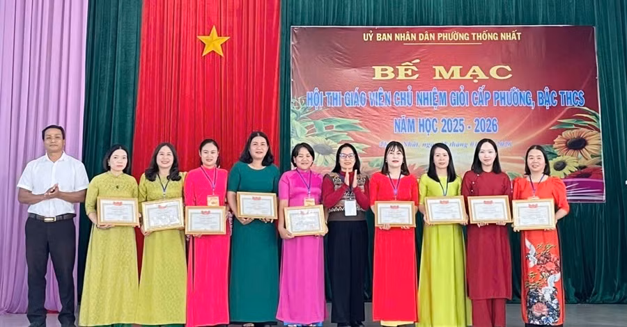 ban-to-chuc-hoi-thi-trao-quyet-dinh-cong-nhan-danh-hieu-giao-vien-chu-nhiem-lop-gioi-cho-9-giao-vien-tham-gia-hoi-thi.jpg