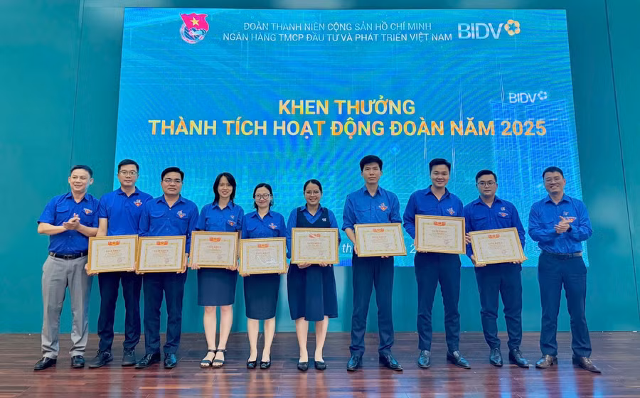 cac-tap-the-ca-nhan-duoc-nhan-giay-khen-vi-co-thanh-tich-xuat-sac-trong-cong-tac-doan-nam-2025.jpg