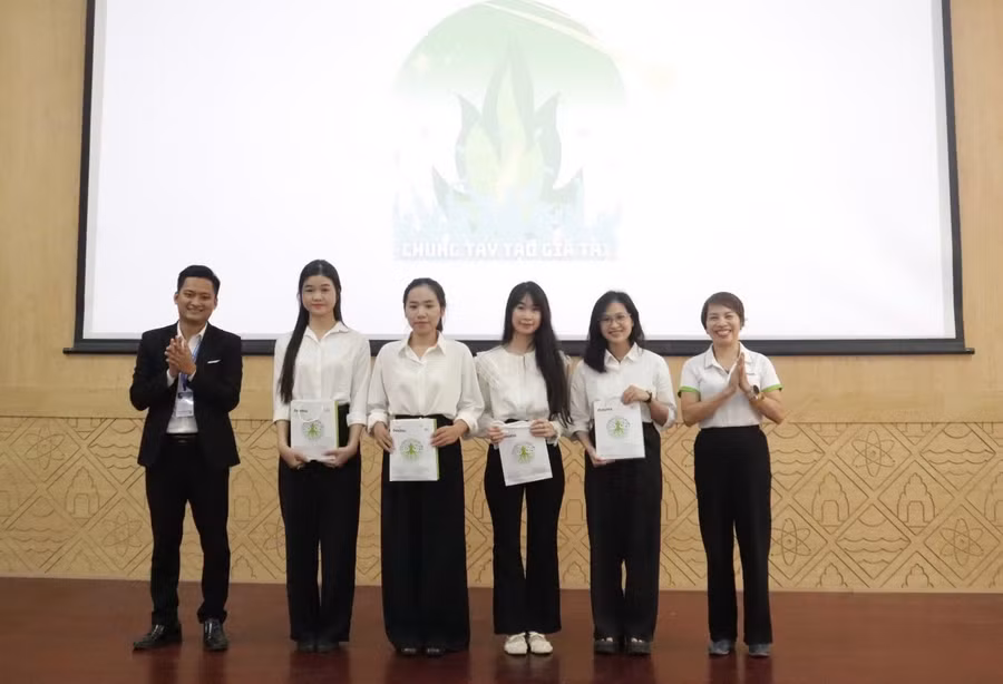 ban-to-chuc-trao-hoc-bong-cho-sinh-vien-truong-dai-hoc-quy-nhon-truong-cao-dang-co-dien-xay-dung-va-nong-lam-trung-bo-anh-mn.jpg