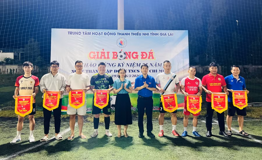 ban-to-chuc-trao-co-cho-cac-doi-tham-gia-giai.jpg