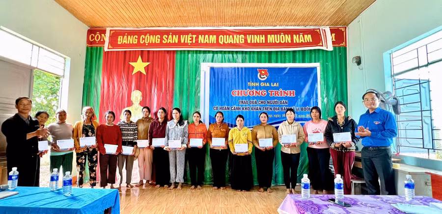 anh-do-duc-thanh-bia-phai-pho-bi-thu-thuong-truc-tinh-doan-gia-lai-tang-qua-cho-nguoi-dan-xa-ia-boong.jpg