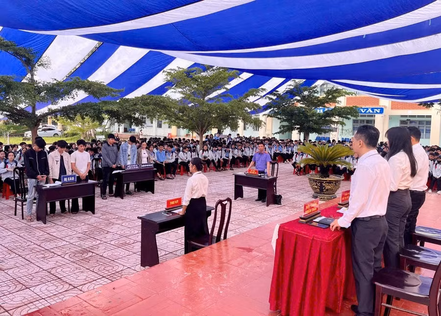 hon-1100-hoc-sinh-truong-thpt-nguyen-trai-tham-gia-phien-toa-gia-dinh-ve-gay-roi-trat-tu-cong-cong.jpg