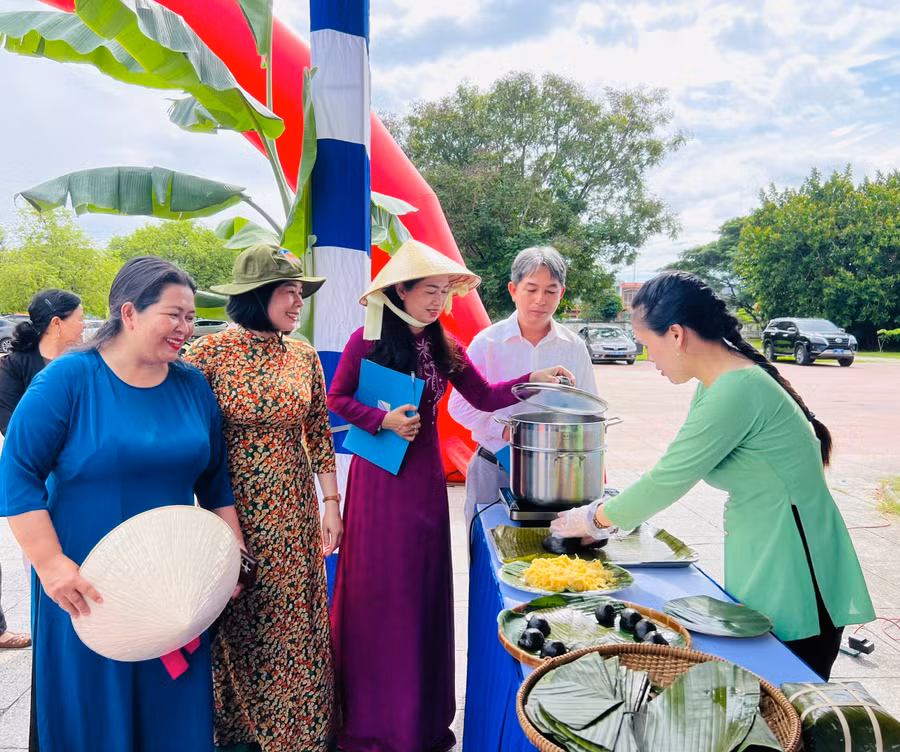 lanh-dao-ban-tuyen-giao-va-dan-van-tin-uy-cung-lanh-dao-hoi-lhpn-tinh-tham-quan-cac-gian-hang-trung-bay-banh-dan-gian.jpg