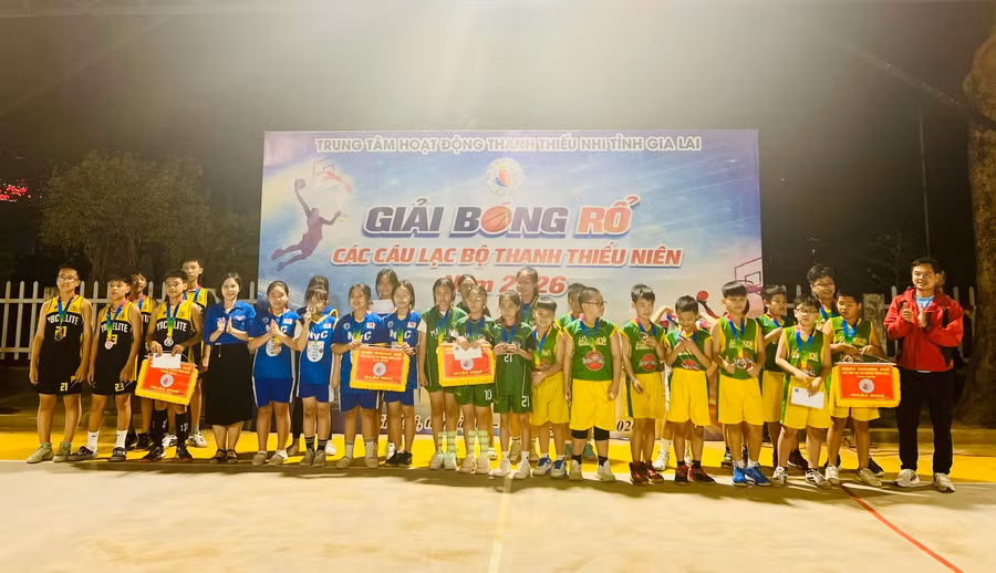 ban-to-chuc-trao-giai-nhi-cho-cac-doi-bong.jpg