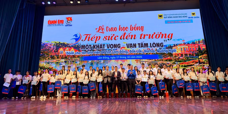 32-tan-sinh-vien-gia-lai-nhan-hoc-bong-tiep-suc-den-truong.jpg