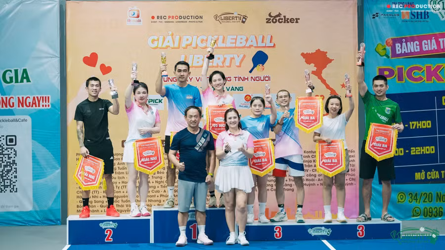 ban-to-chuc-trao-giai-cho-cac-van-dong-vien-tham-gia-thi-dau-noi-dung-doi-hon-hop-48jpg.jpg