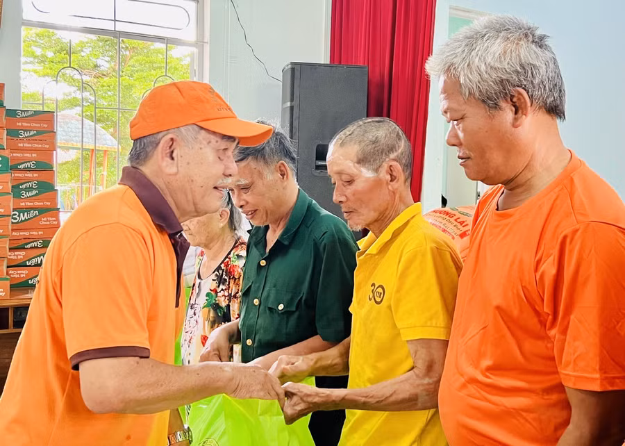 ong-huynh-van-chi-tang-qua-cho-nguoi-cao-tuoi-dang-o-trung-tam-bao-tro-xa-hoi-tong-hop-tinh-gia-lai-anh-pl.jpg