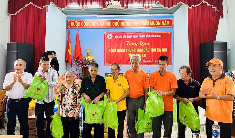 ong-huynh-van-chi-bia-phai-se-chia-cung-nhung-manh-doi-kem-may-man-tai-trung-tam-bao-tro-xa-hoi-tong-hop-tinh-gia-lai-cu-anh-pl.jpg