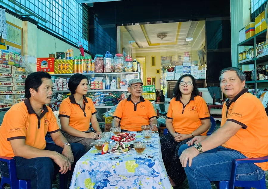 ong-huynh-van-chi-o-giua-cung-cac-thanh-vien-hoi-tinh-thuong-pleiku-hop-ban-to-chuc-hoat-dong-thien-nguyen-anh-pl.jpg